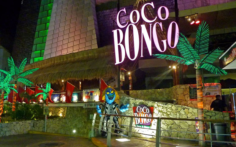 Ночной клуб Коко Бонго в Мексике